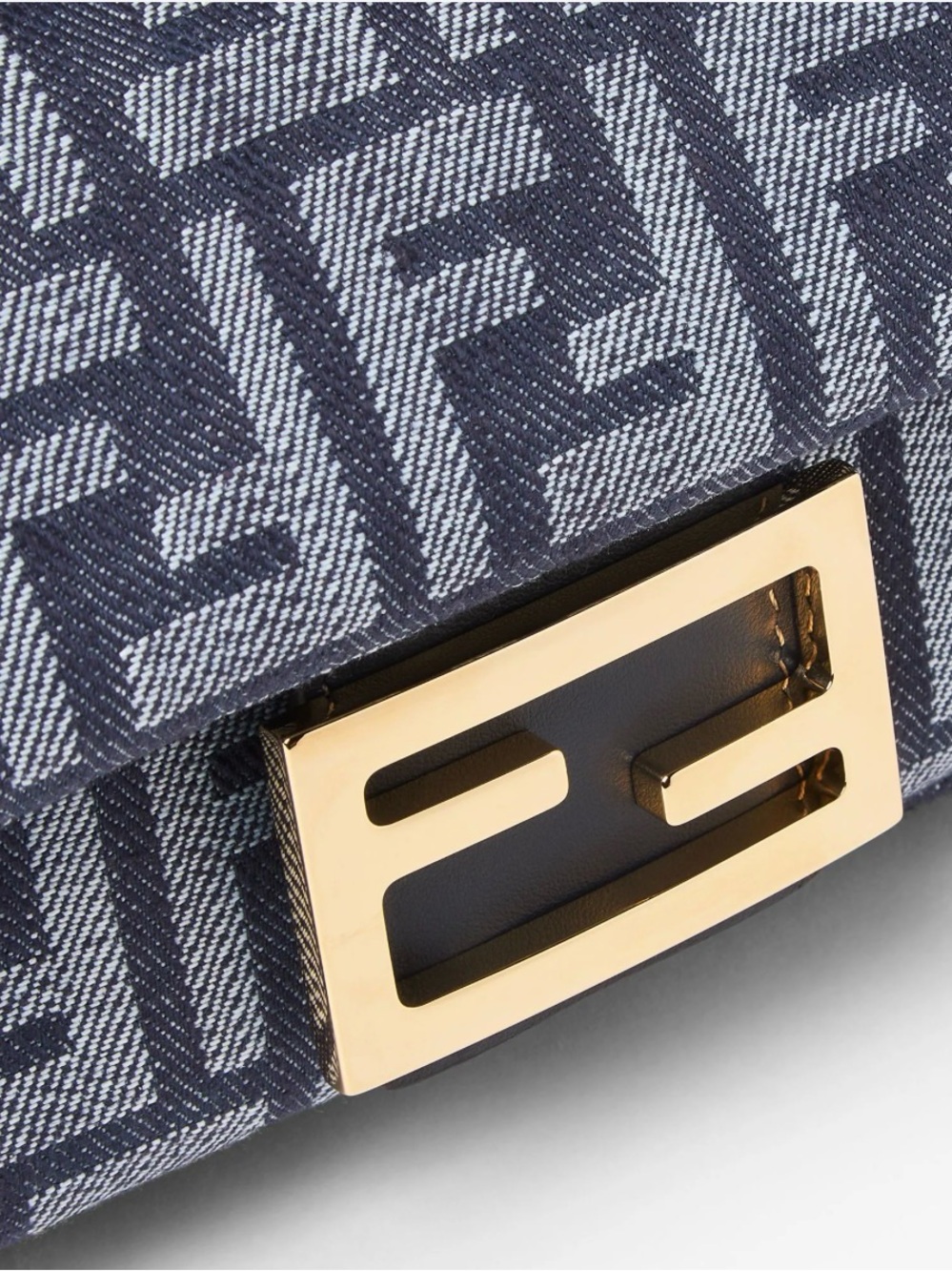 Fendi Baguette Mini
Dark blue denim-effect FF jacquard bag - Picture 5 of 12